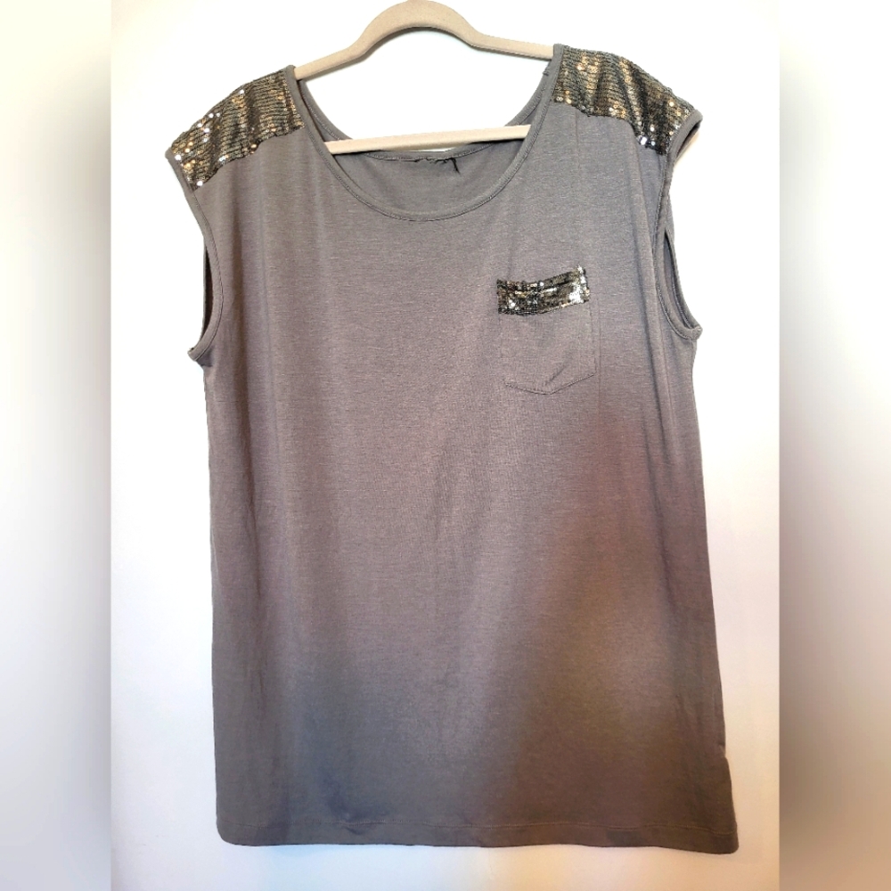 4 for $30 🌈 g21 sequined sleeveless t-shirt with pocket size 2X